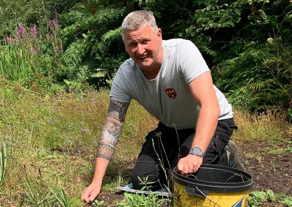 Henri in de groene natuur van een heempark