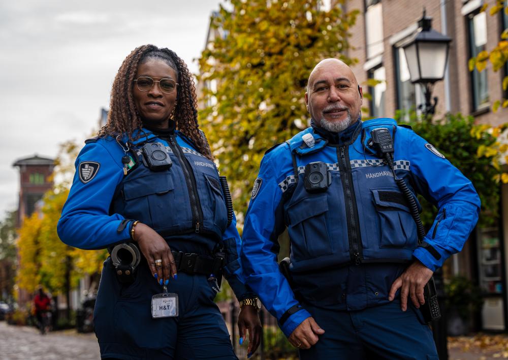 Twee boa's kijken vriendelijk naar de camera