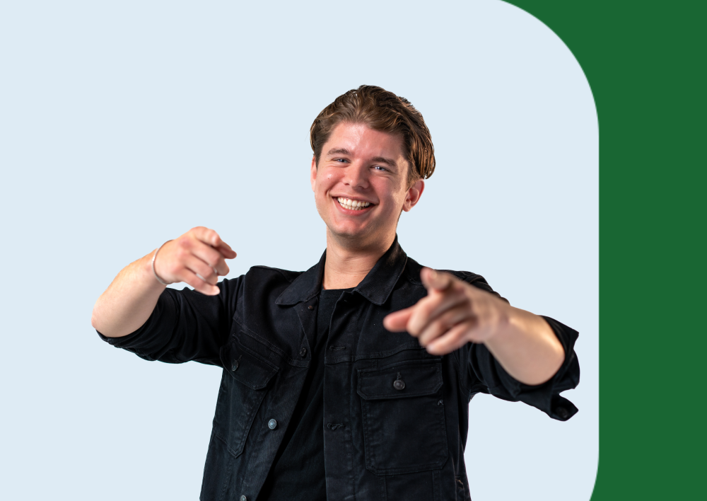 Medewerker wijst vrolijk naar de camera
