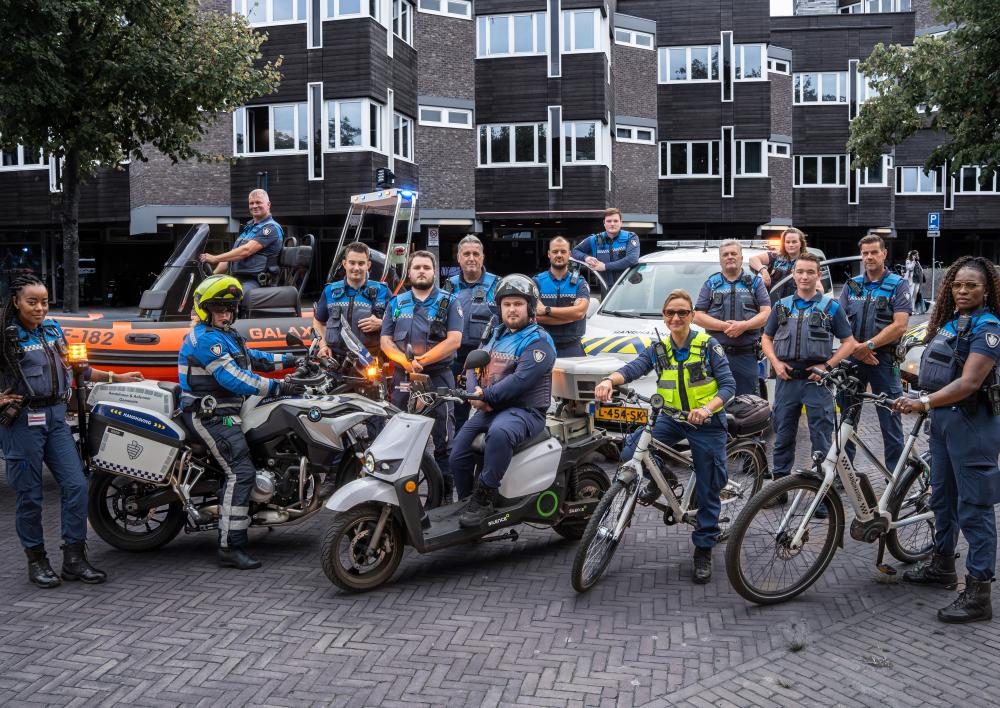 Groepsfoto van boa's met verschillende voertuigen