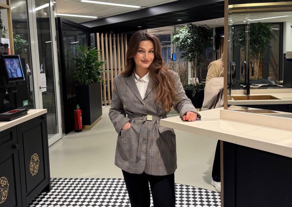 Nino in een zwartwitte koffieruimte in het raadhuis
