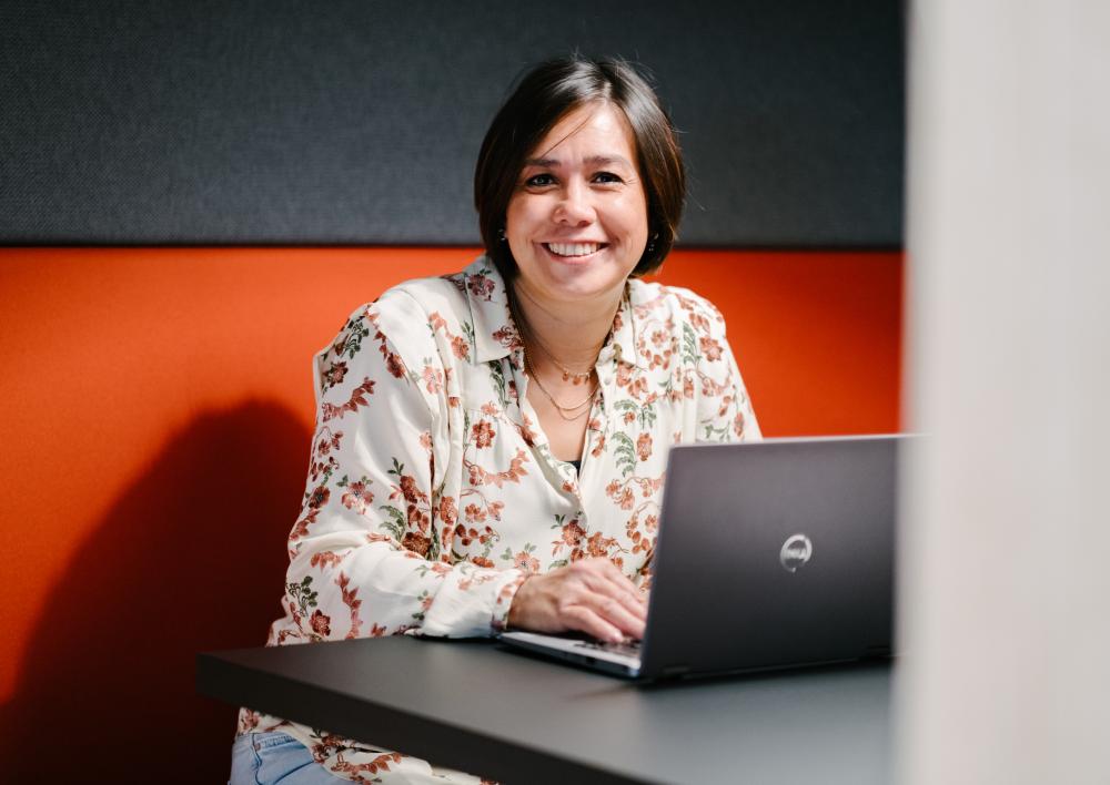 Vrouw achter de laptop