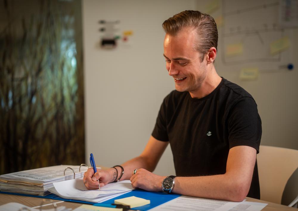 Man werkt aan dossier