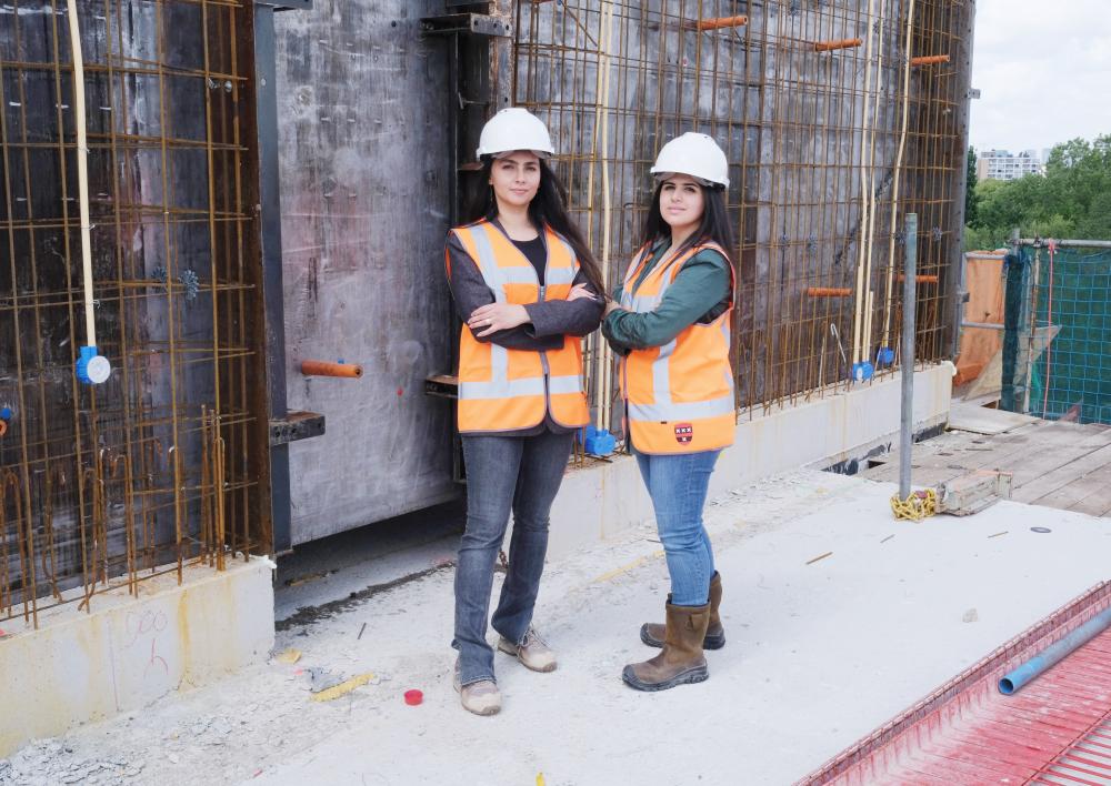 Anja en Nermin op de bouwplaats