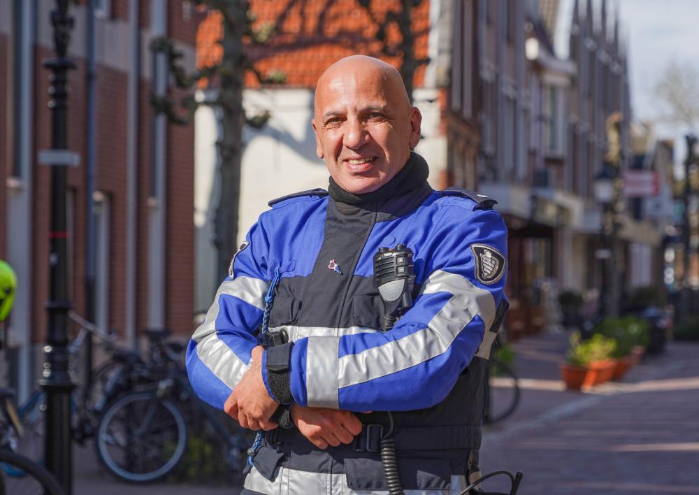 BOA Chokri in het Oude Dorp lachend met armen over elkaar