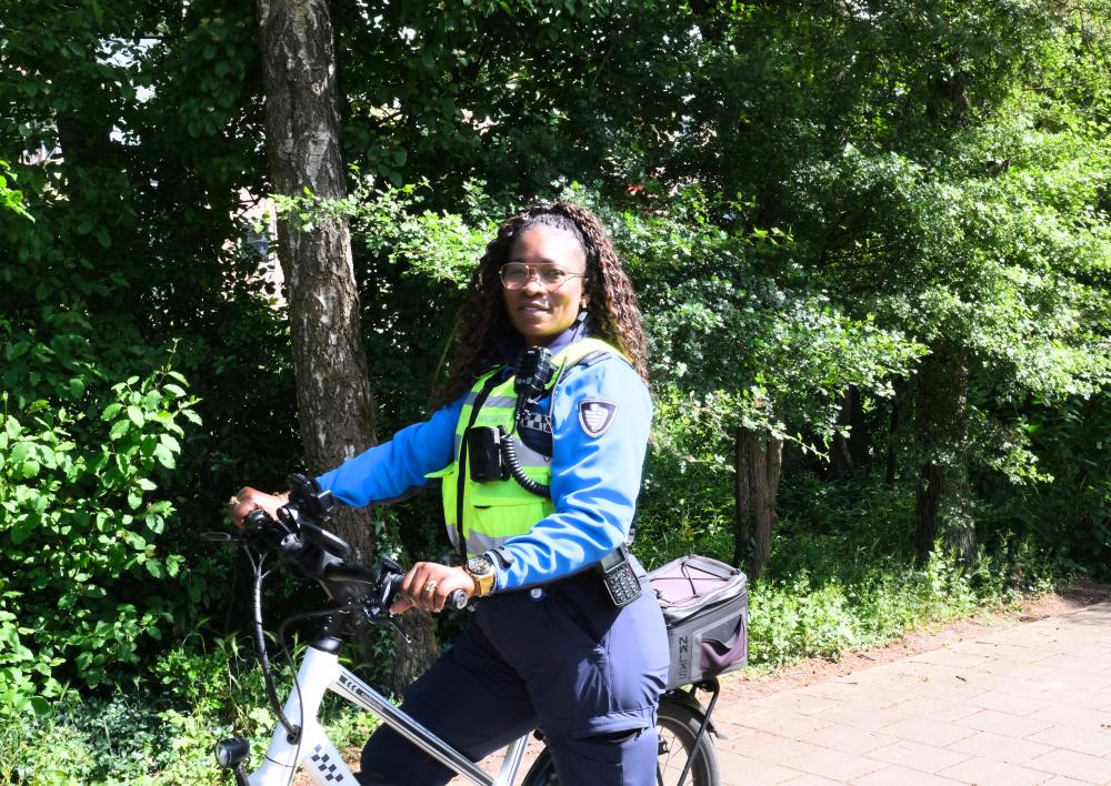 Maaike lachend op de fiets