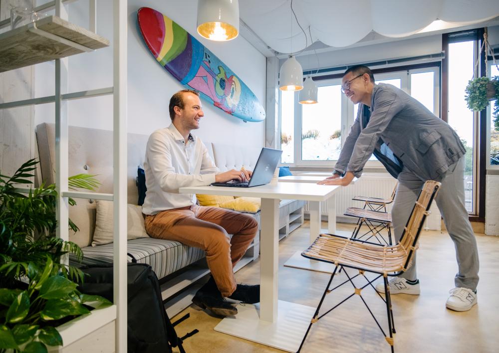 2 collega's met elkaar in gesprek in koffiecorner