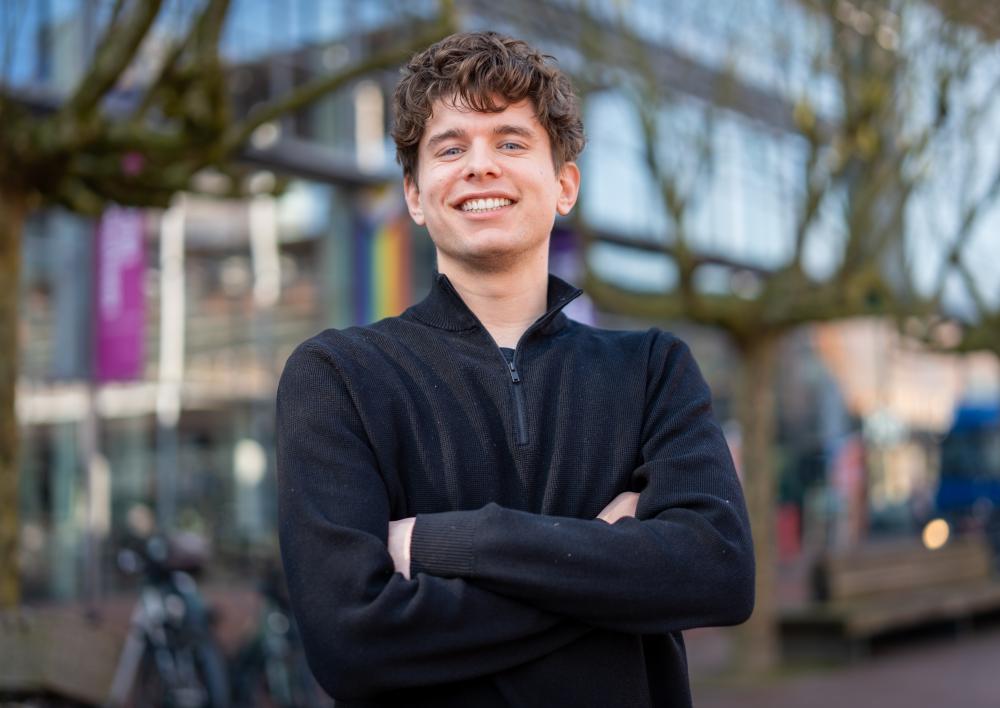 Jongen kijkt in camera