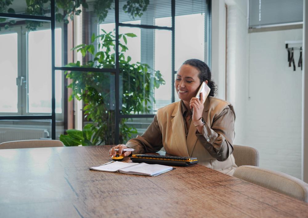 Vrouw zit achter bureau