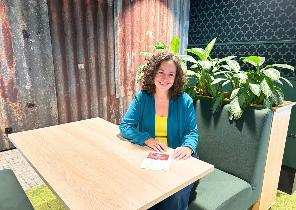 Maaike in het kantoorpark op een bankje
