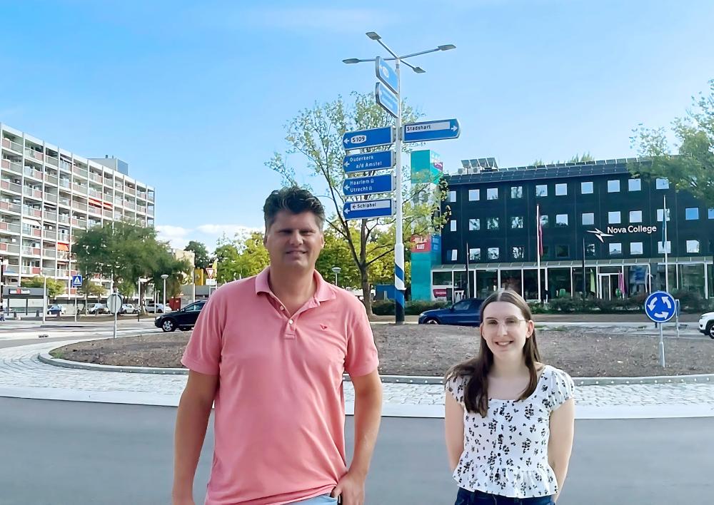 Paul en Amanda bij rotonde Oranjebaan