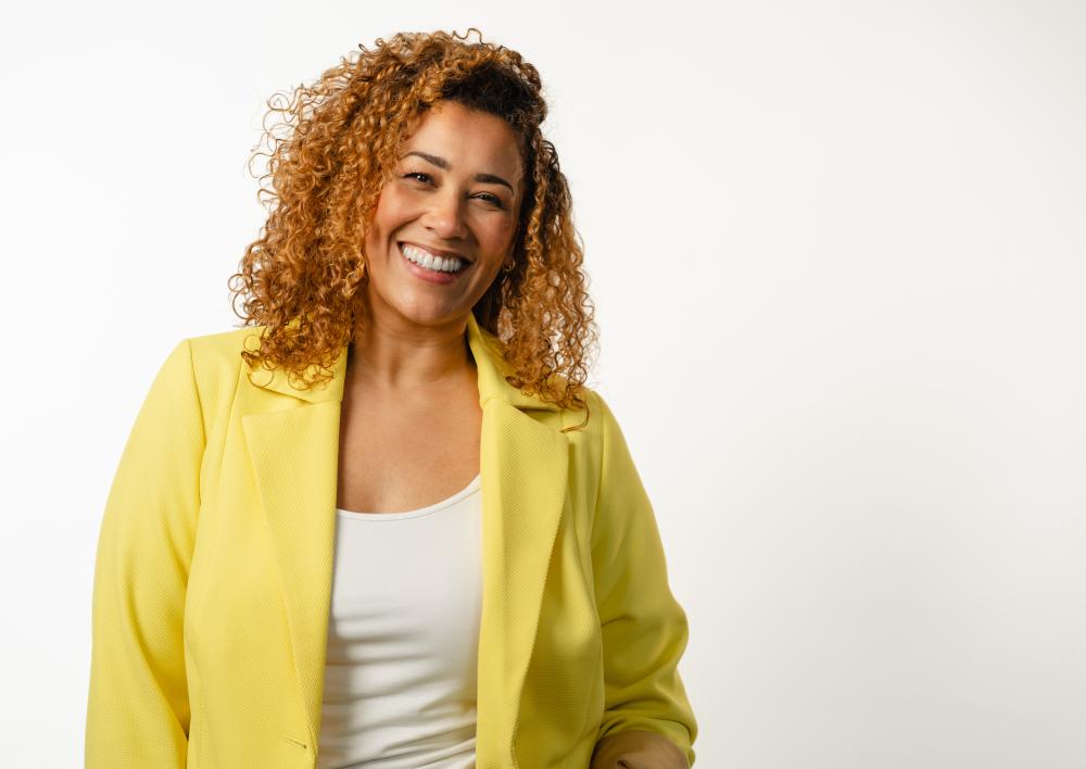 Vrouw lacht naar de camera