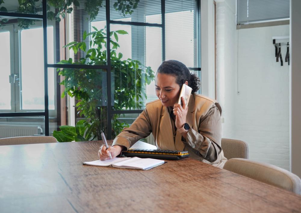 Vrouw met telefoon in hand bij oor
