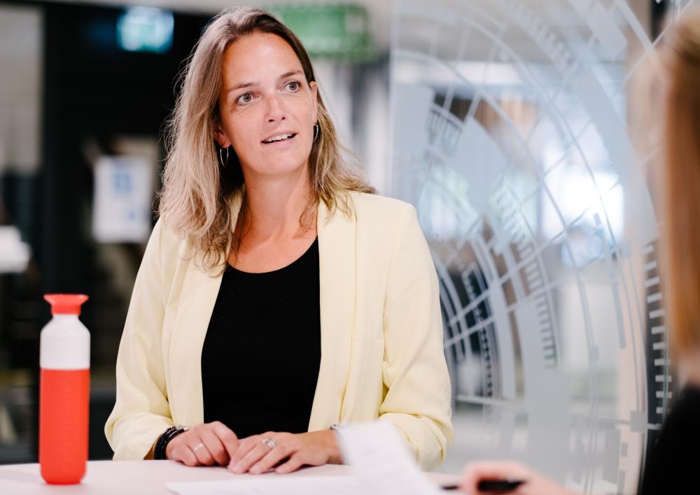 Vrouw kijkt naar de camera