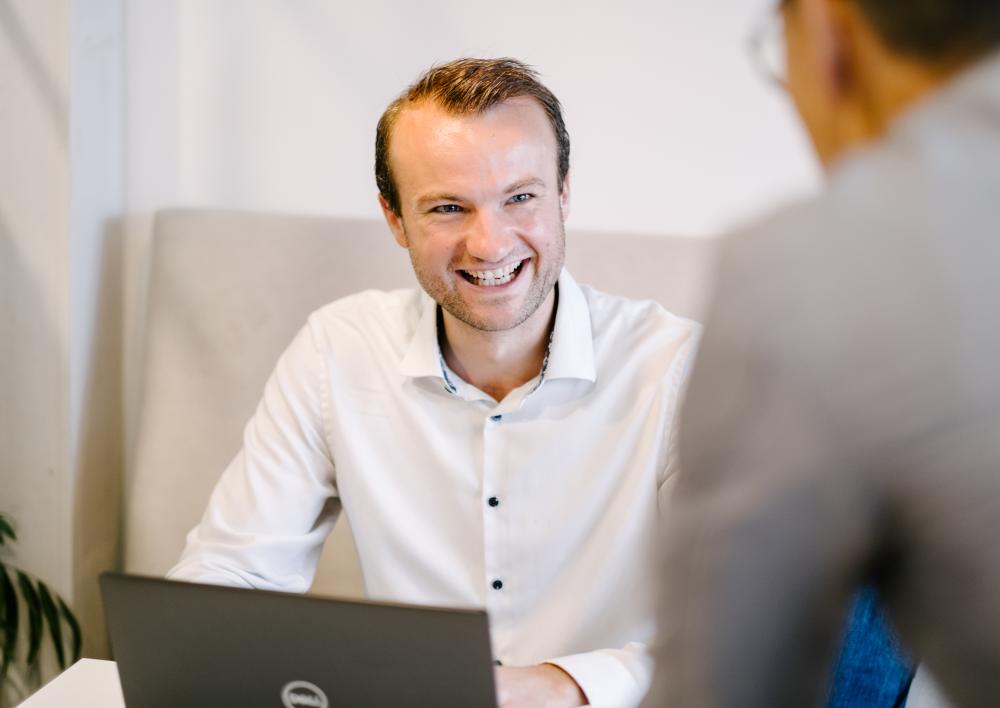 Man kijkt blij naar andere persoon