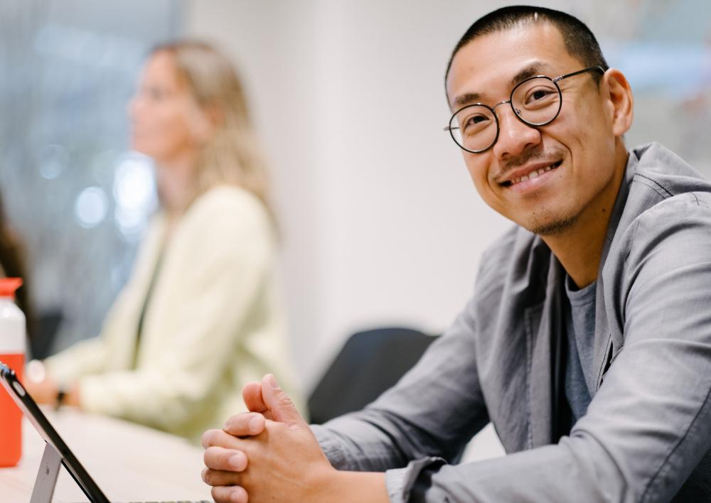 Man kijkt lachend in de camera