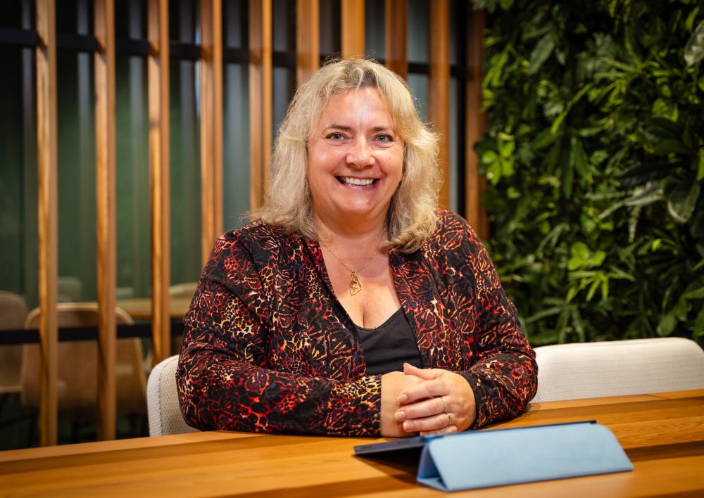 Vrouw kijkt in de camera