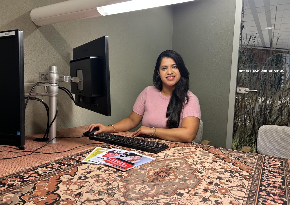 Vrouw kijkt in de camera