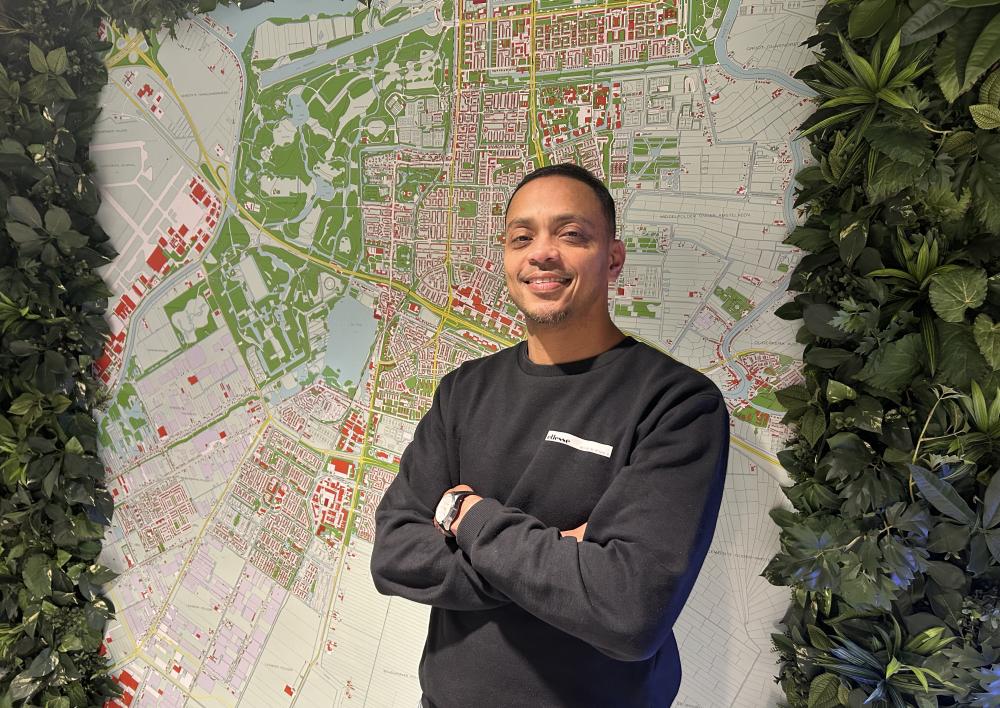 Clyde voor de kaart van Amstelveen in de hal