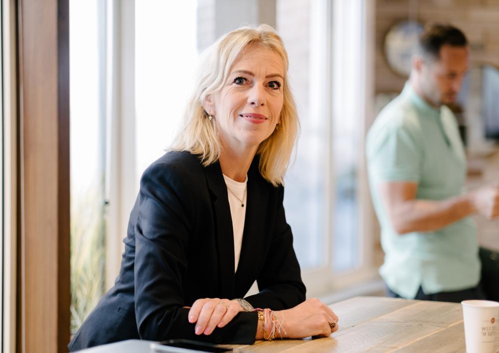 Vrouw kijkt in de camera