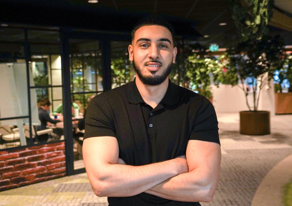 Man kijkt in de camera