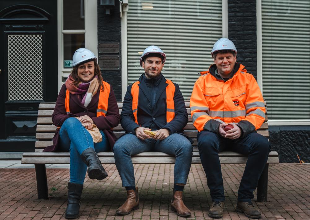 Mensen kijken naar de camera