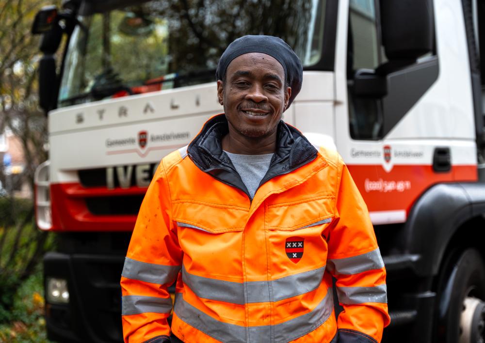 Man kijkt in de camera