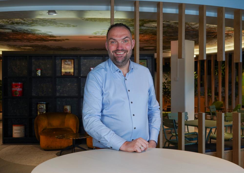 Man kijkt in de camera