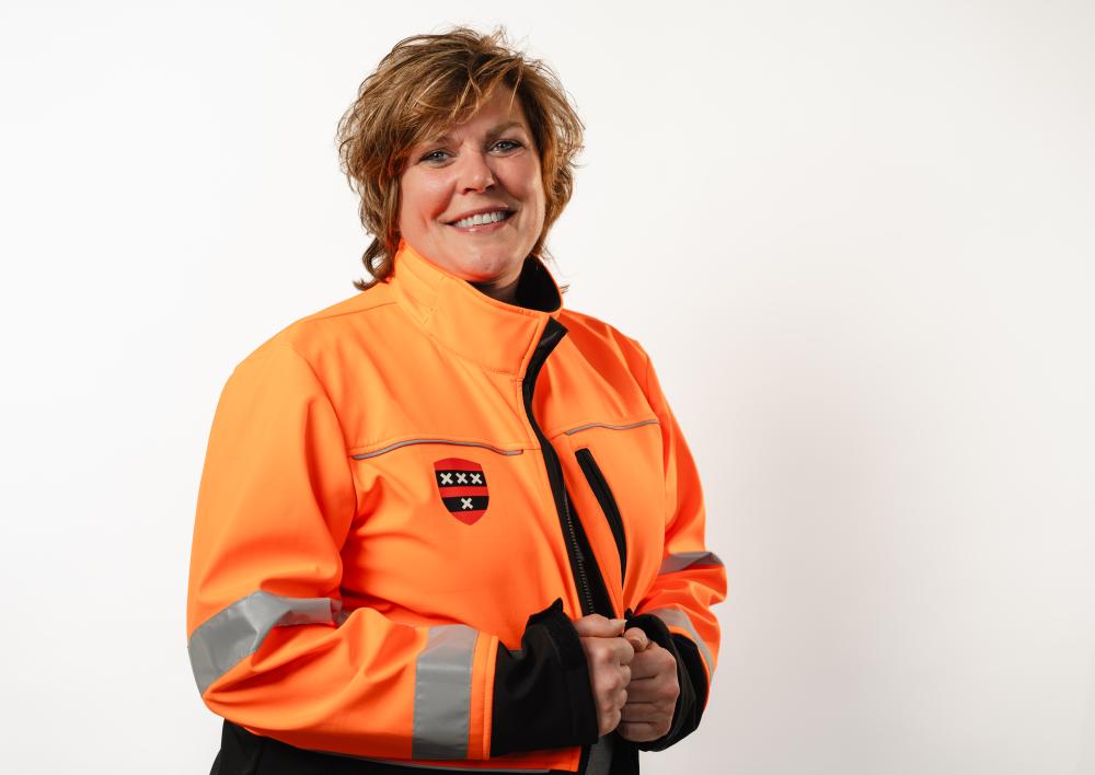 vrouw kijkt in camera