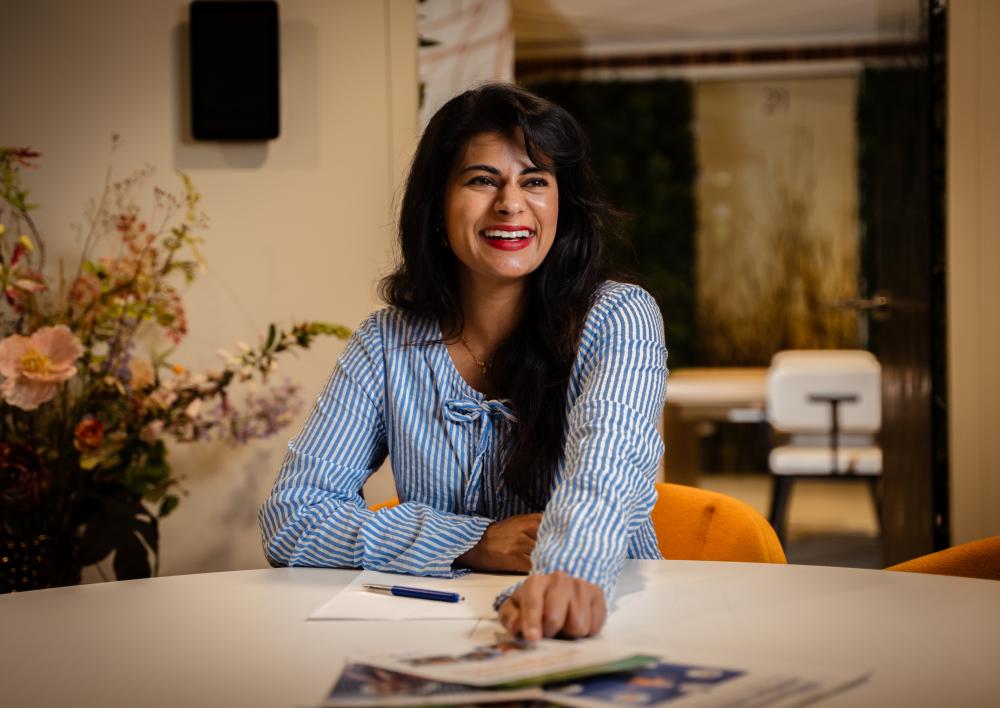 Vrouw kijkt in de camera