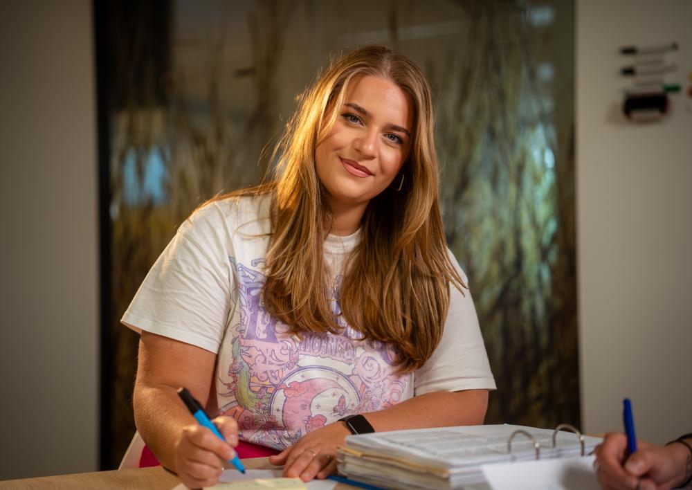 Vrouw kijkt in de camera