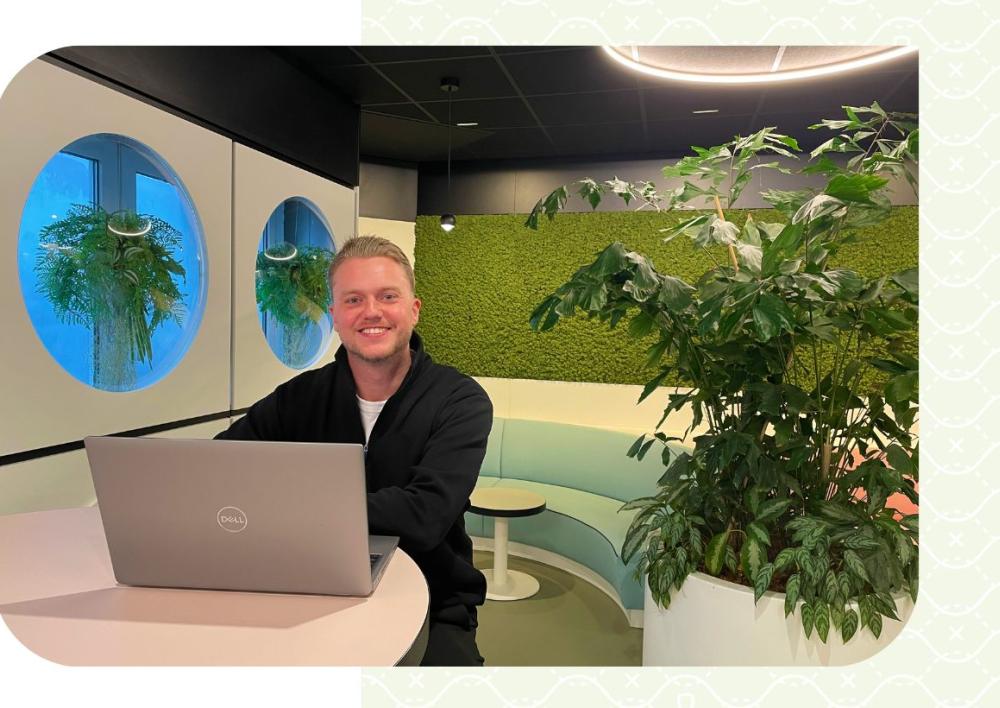 Ruben met laptop aan een tafeltje