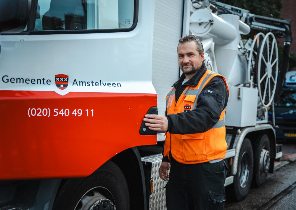 Chauffeur stapt in zijn auto