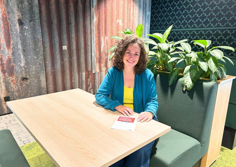 Vrouw kijkt in de camera