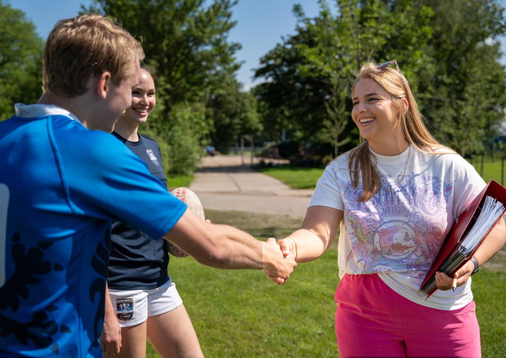 Vrouw kijkt naar kinderen