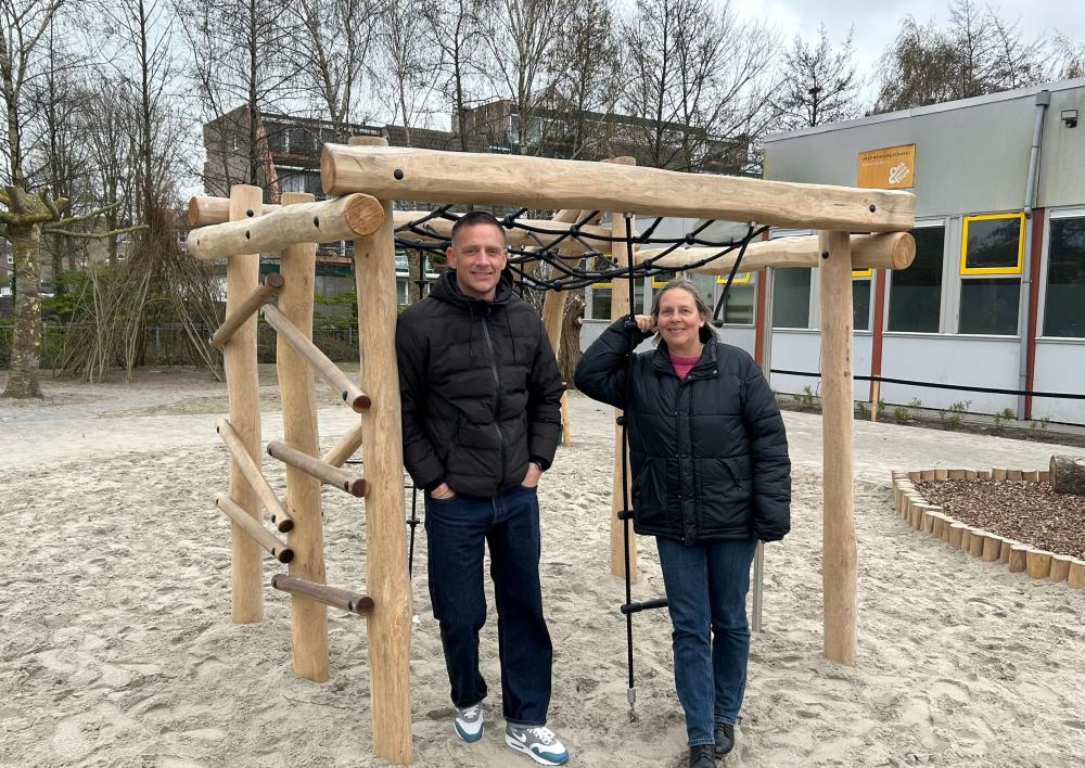 Michel en Marga bij een speeltuin