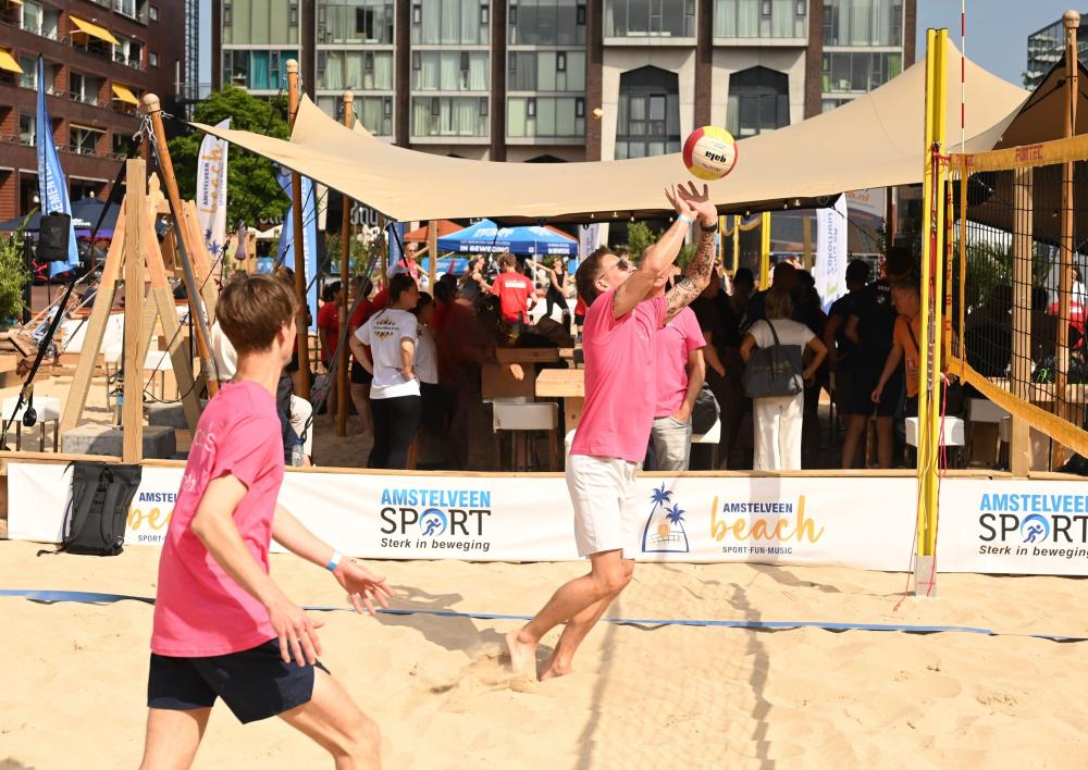 Michel gooit de bal bij Beach volleybal toernooi