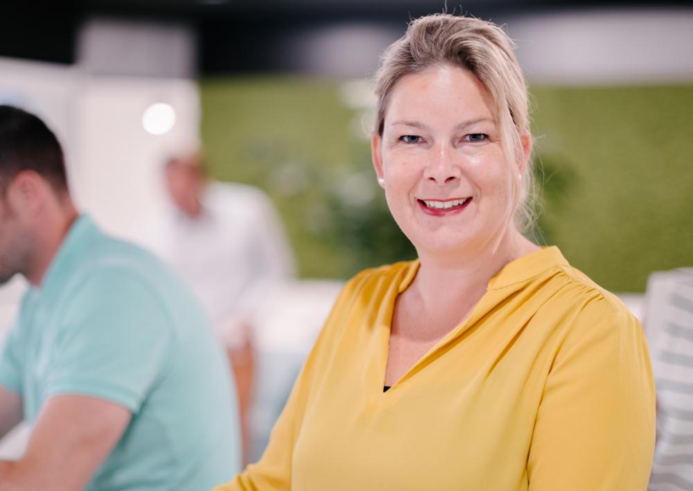 Vrouw kijkt in camera