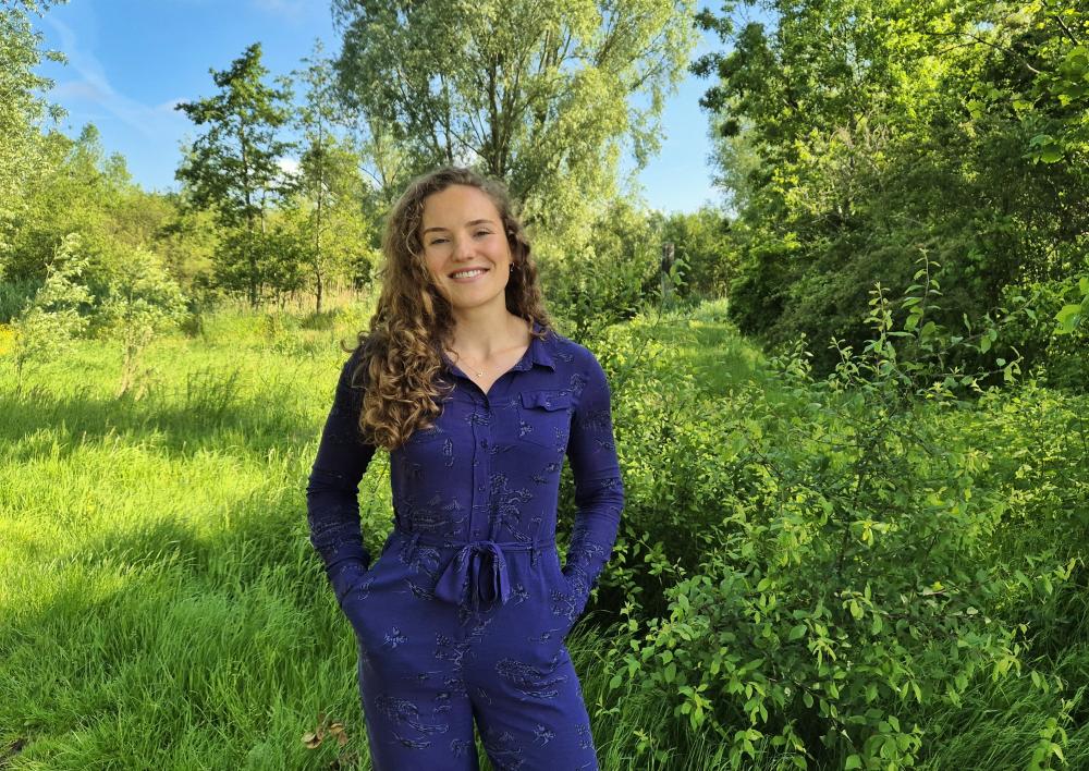 Robin Bakker in de natuur voor de groene bomen