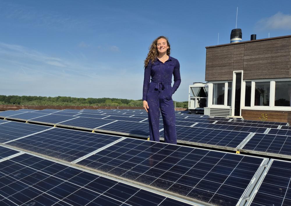 Robin Bakker op een plak dak met zonnepanelen