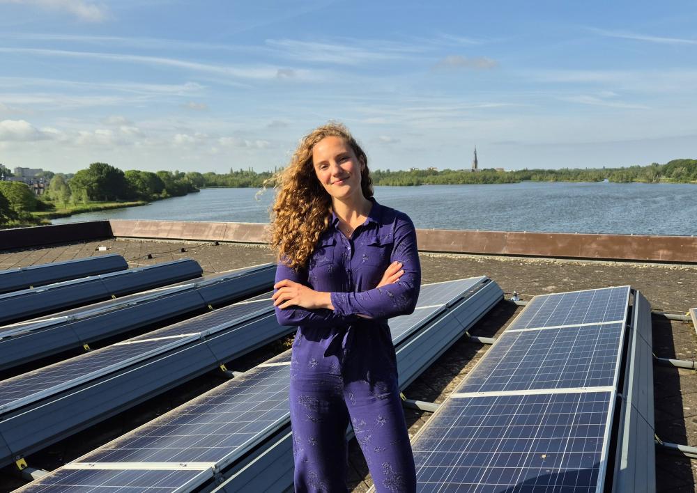 Robin op het dak met zonnepanelen