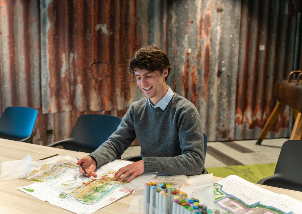Collega aan tekentafel
