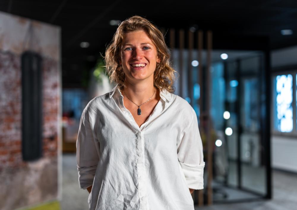 vrouw kijkt in camera