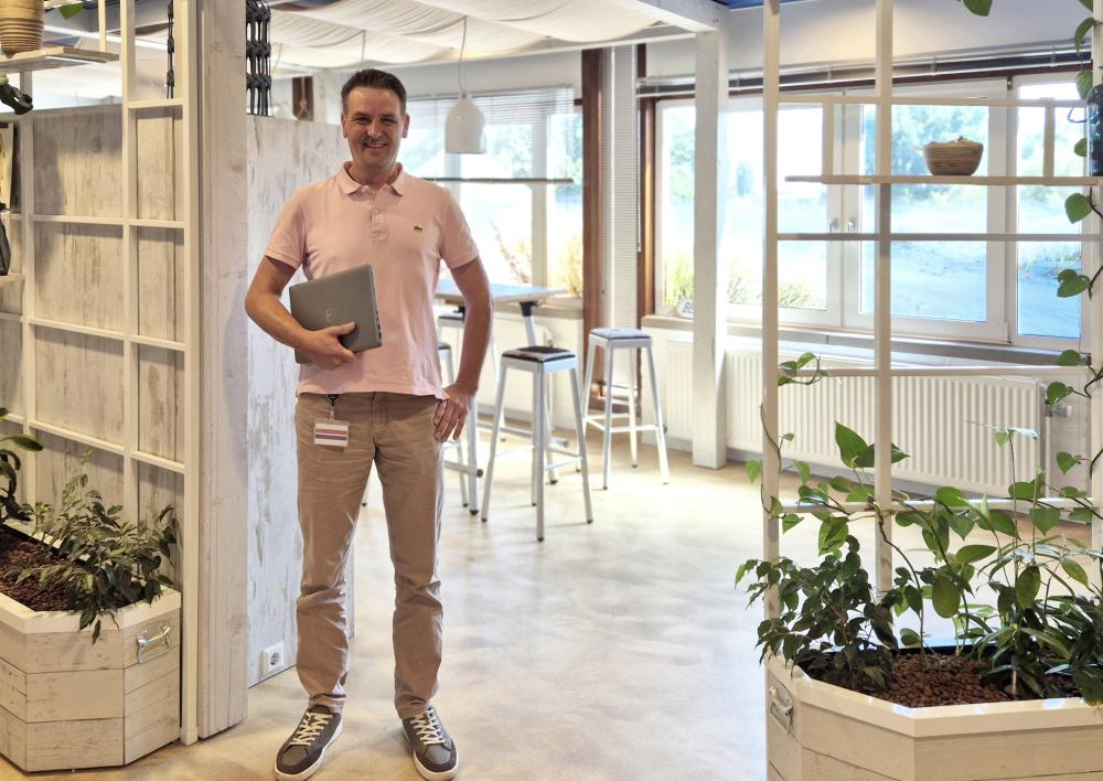 Onno met laptop voor de koffietuin in strandthema