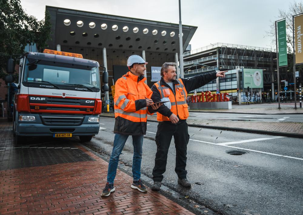 twee mannen die buiten staan
