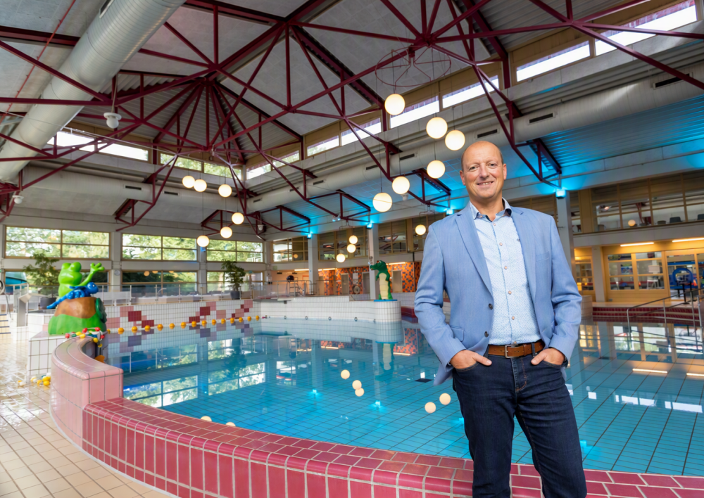 Man staat binnen in zwembad