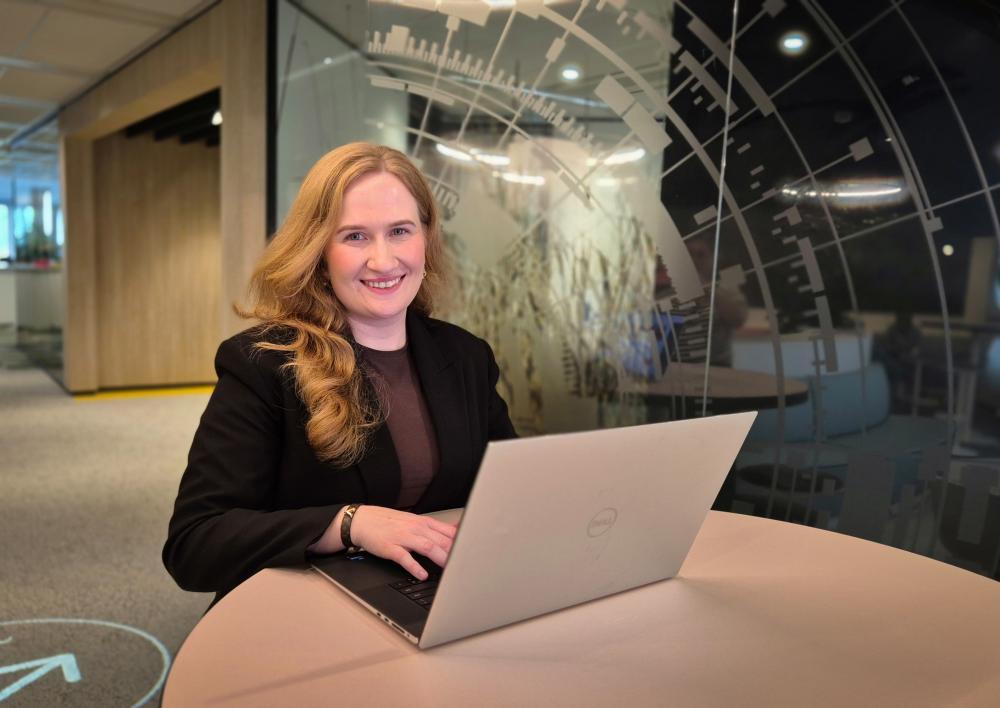 Meral met laptop aan de koffietafel