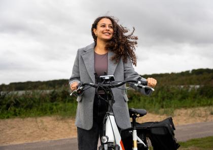 Collega kijkt vooruit op Amstelveense fiets