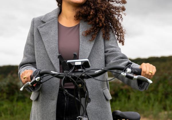 Collega op een werkfiets in het groen