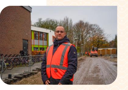 Collega Jacob Pijper met oranje veiligheidshesje bij wegwerkzaamheden